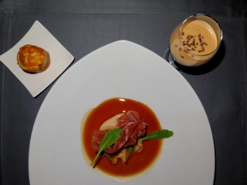O Porco Bísaro de Ricardo Costa, com a bola de morcela e Ristretto... e o cocktail de café de Nelson Matos O Porco Bísaro de Ricardo Costa, com a bola de morcela e Ristretto... e o cocktail de café de Nelson Matos