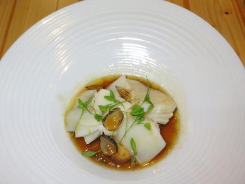 Bacalhau lascado com caldo de cogumelos e batata assada Bacalhau lascado com caldo de cogumelos e batata assada