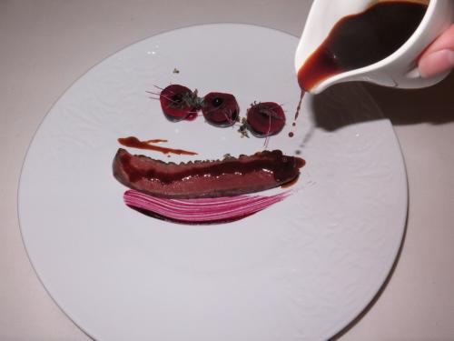 Supremo de pato com beterraba, cerejas do Fundão assadas no carvão, pele de cavala estaladiça e jus de rosas Supremo de pato com beterraba, cerejas do Fundão assadas no carvão, pele de cavala estaladiça e jus de rosas