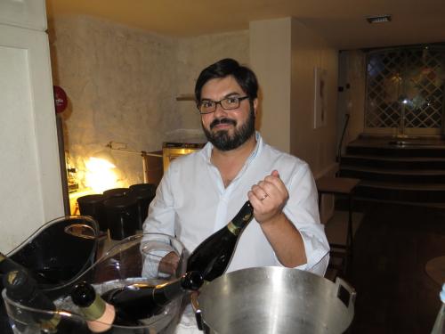 Lu&iacute;s Grad&iacute;ssimo preparando os espumantes que iriam acompanhar o jantar