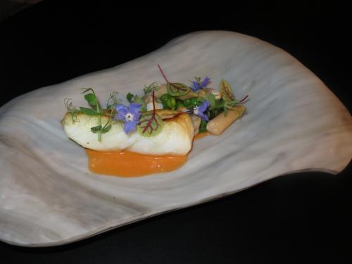 "Pregado salteado com creme iodado de ervilhas, couve queimada. Nage de ouri&ccedil;os-do-mar e Espresso Origin Brazil"