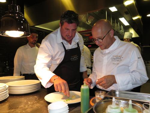 Claude Bosi explicando o prato a Heinz Beck