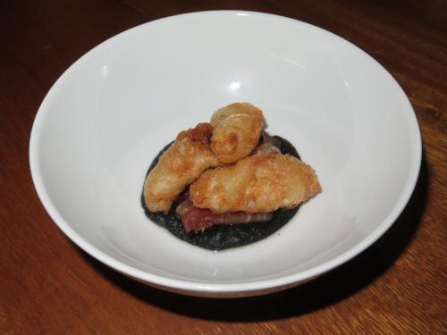 L&iacute;nguas de bacalhau, com pur&eacute; de cebola negro e presunto de porco preto