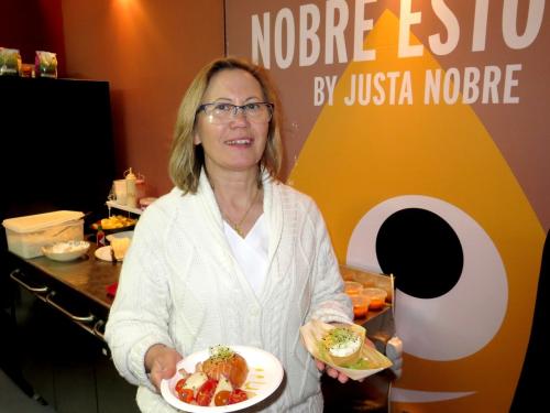 Justa Nobre, salm&atilde;o e sapateira