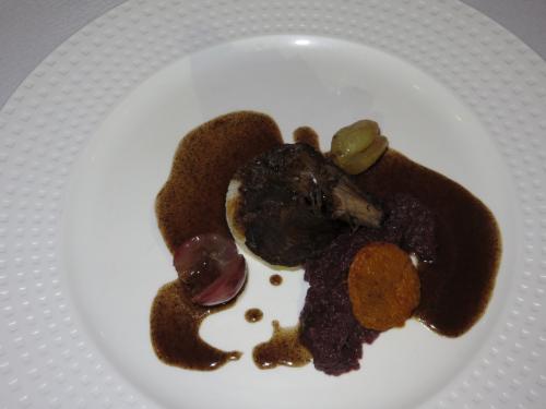 Lebre, Pur&eacute; de Couve Roxa, Ab&oacute;bora, Uvas e P&atilde;o Frito