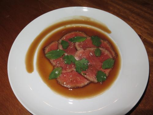 Rosbife, r&aacute;bano picante e jus de carne