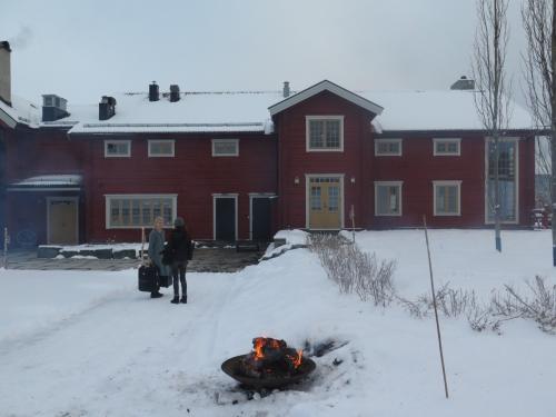 E do interior do F&Auml;VIKEN surgiu uma simp&aacute;tica senhora, loura e sem frio, que nos levou para dentro de casa