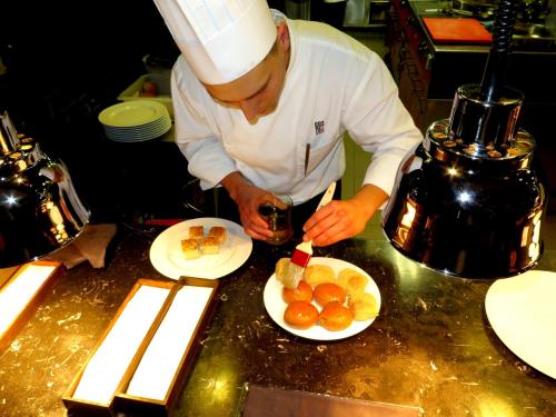 Giacomo Troisi finalizando 4 p&atilde;es de caf&eacute; com &oacute;leo de avel&atilde;