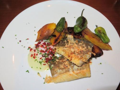 Bacalhau com miso, katsuobushi, ovo BT, batata-doce e pimentos de Padrón Bacalhau com miso, katsuobushi, ovo BT, batata-doce e pimentos de Padrón