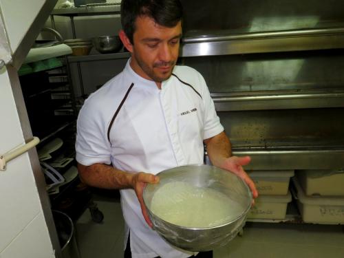 Miguel Rocha Vieira e a massa-mãe Miguel Rocha Vieira e a massa-mãe