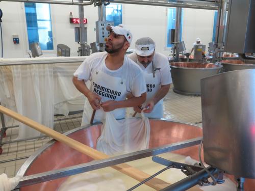 A produ&ccedil;&atilde;o do queijo Parmigiano Reggiano na queijaria 4 Madonne, em Modena