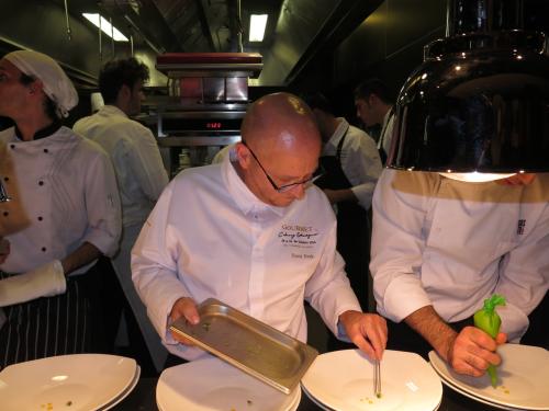 Heinz Beck ajudando no prato de Paolo Casagrande