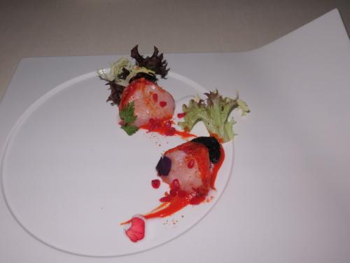 Medalh&otilde;es de Lagosta em creme de pimentos vermelhos, creme de coco, esponja de azeitonas&hellip; e framboesas