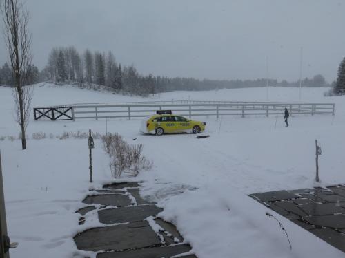 O táxi que nos veio buscar, visto da porta da entrada na ala residencial do FÄVIKEN O táxi que nos veio buscar, visto da porta da entrada na ala residencial do FÄVIKEN