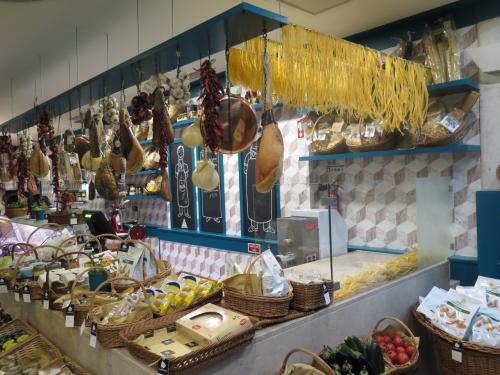O restaurante tem uma loja que recria os mercados italianos O restaurante tem uma loja que recria os mercados italianos