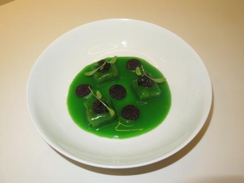 Feijão-verde, batatas-trufadas, caviar, trufa negra Feijão-verde, batatas-trufadas, caviar, trufa negra