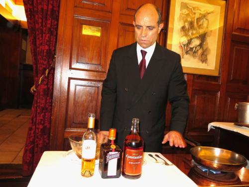Octávio Ferreira preparando a redução de Grandjó Late Harvest, Licor Cointreau e brandy Constantino Octávio Ferreira preparando a redução de Grandjó Late Harvest, Licor Cointreau e brandy Constantino