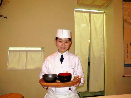 Sakura e a bandeja (oshiki) que abriu o menu de degustação do KANAZAWA Sakura e a bandeja (oshiki) que abriu o menu de degustação do KANAZAWA