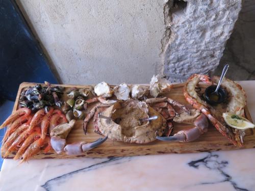 Camarão de Moçambique, Percebes das Berlengas, Búzio Nacional, Sapateira Macho, Camarão Tigre grelhado com molho de manteiga e alho Camarão de Moçambique, Percebes das Berlengas, Búzio Nacional, Sapateira Macho, Camarão Tigre grelhado com molho de manteiga e alho