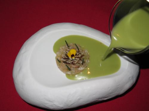 T&aacute;rtaro de l&iacute;rio sobre creme de am&ecirc;ndoa e gaspacho verde