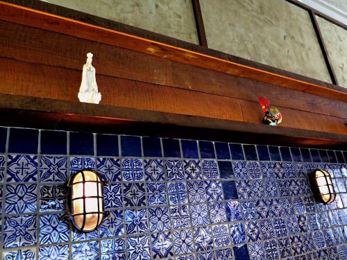 Símbolos da Portugalidade: Nossa Senhora de Fátima, Galo de Barcelos, Azulejos Símbolos da Portugalidade: Nossa Senhora de Fátima, Galo de Barcelos, Azulejos