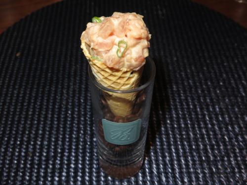 T&aacute;rtaro de atum vira corneto, com ervilhas e wasabi