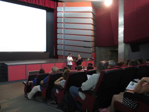 Anna Lins apresentando o filme Uma Pastelaria em T&oacute;quio