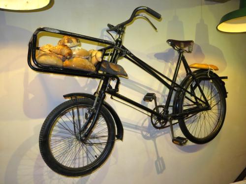 A bicicleta d&rsquo;A PADARIA PORTUGUESA&hellip; pendurada na parede
