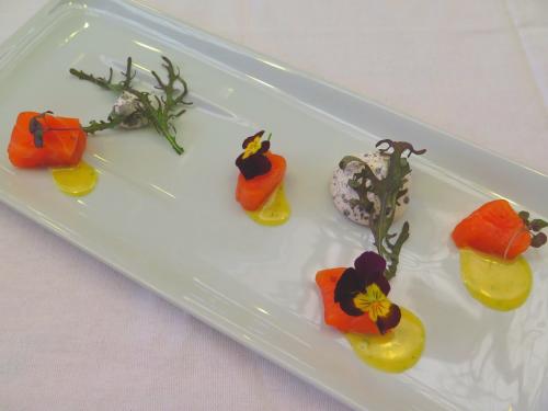 Salmão baseado, suspiros de lima e flores Salmão baseado, suspiros de lima e flores