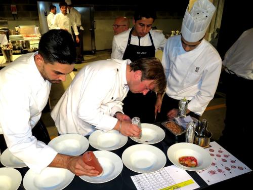Kevin Fehling iniciando o empratamento