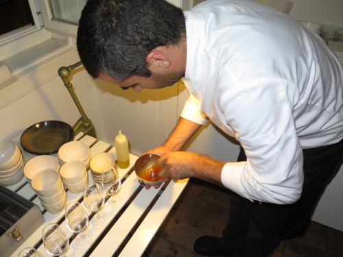 Tiago Feio preparando a emulsão de azeite e malte de cevada Tiago Feio preparando a emulsão de azeite e malte de cevada