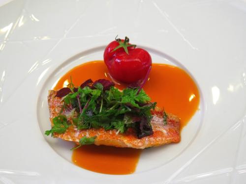 Salmonete de Setúbal, falso tomate e molho de fígados Salmonete de Setúbal, falso tomate e molho de fígados