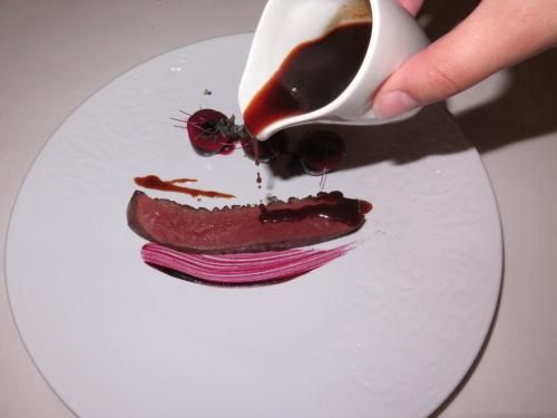 Supremo de pato com beterraba, cerejas do Fundão assadas no carvão, pele de cavala estaladiça e jus de rosas Supremo de pato com beterraba, cerejas do Fundão assadas no carvão, pele de cavala estaladiça e jus de rosas
