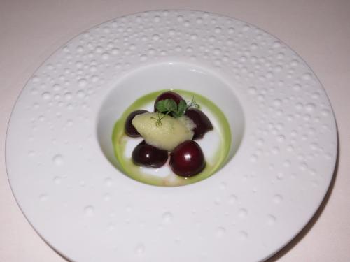 Cereja do Fundão fumada com sorbet de maçã e fermento Cereja do Fundão fumada com sorbet de maçã e fermento