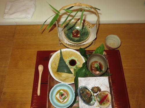 Sasamiaki Renkonmochi, Goma Doufu, Kamo Mizoreae, Akagai Bata-Yaki, Ougon Tamago, Sake Tsukasabotan (Kochi)