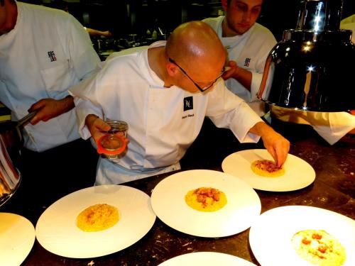 Heinz Beck finalizando o risotto com café liofilizado Heinz Beck finalizando o risotto com café liofilizado