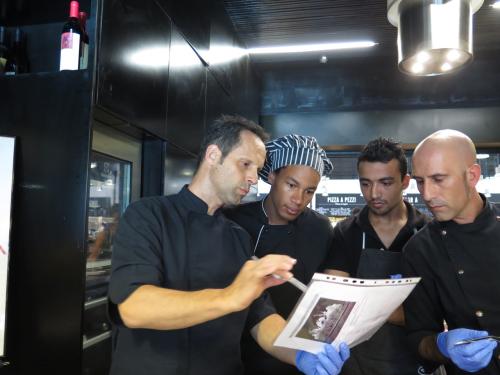 Pascal Meynard explicando o novo t&aacute;rtaro &agrave; equipa da TARTAR-IA