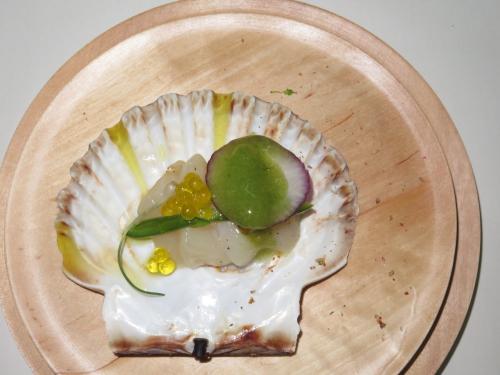 Ceviche de vieira de pescadeRías e ervas da marisma Ceviche de vieira de pescadeRías e ervas da marisma
