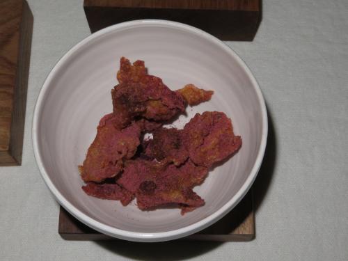 Pele de frango frita e framboesa desidratada
