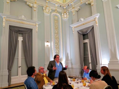 No Salão Nobre da Pousada de Lisboa, Fernando Melo conduzindo uma prova comentada de grandes vinhos portugueses No Salão Nobre da Pousada de Lisboa, Fernando Melo conduzindo uma prova comentada de grandes vinhos portugueses