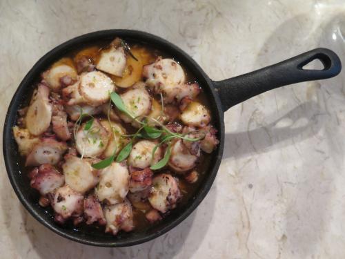 Polvo com alho e molho kimchi Polvo com alho e molho kimchi