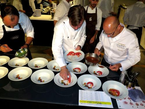 Kevin Fehling colocando o carabineiro e Heinz Beck finalizando o prato com o molho picante