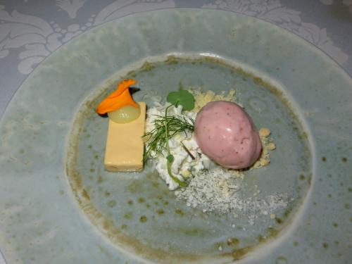 Pinheiro, ma&ccedil;&atilde; reineta, queijo de cabra e funcho [Bruno Rocha]