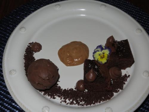Bolo de chocolate, cacau e molho quente de avel&atilde;s