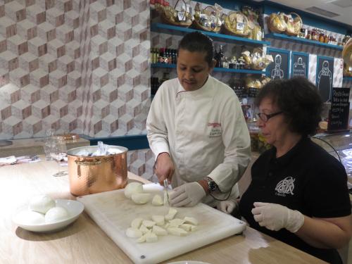 Na mesa comunal, Tanka Sapkota e a mozzarella de búfala Na mesa comunal, Tanka Sapkota e a mozzarella de búfala