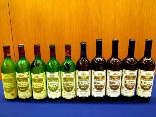 Quinta da Bacalhôa Tinto: 1980, 1985, 1987, 1995, 1998, 2002, 2004, 2007, 2010, 2014 Quinta da Bacalhôa Tinto: 1980, 1985, 1987, 1995, 1998, 2002, 2004, 2007, 2010, 2014