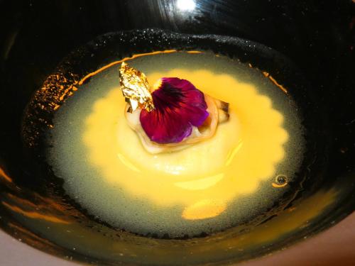 Raviolo de coentros com consomm&eacute; de am&ecirc;ijoa