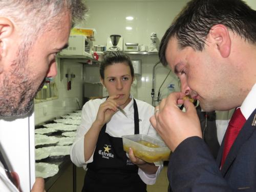 Nadia Carrasco dando a provar a Alexandre Silva e Jo&atilde;o Chambel a beringela