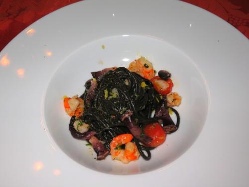 Spaghetti nero con gambretti di Algarve e percebes di Berlengas Spaghetti nero con gambretti di Algarve e percebes di Berlengas