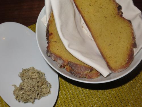 A LAMPREIA SECA, com broa de milho, manteiga e pele de galinha A LAMPREIA SECA, com broa de milho, manteiga e pele de galinha